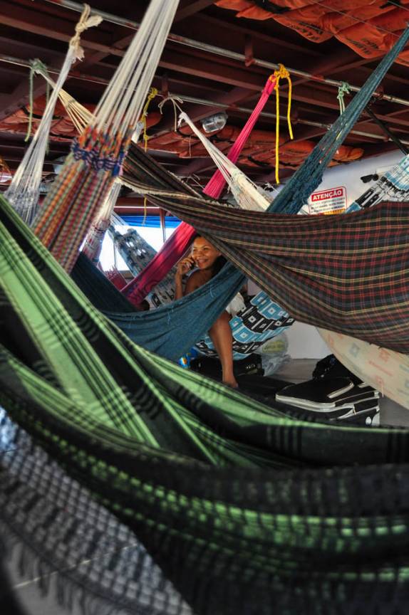 Entre muitas redes, diversão ao celular, no barco em Tefé, no Amazonas